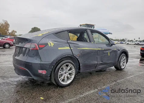 2024 Tesla Model Y z USA, uszkodzony, nr VIN 7SAYGDED5RF005732